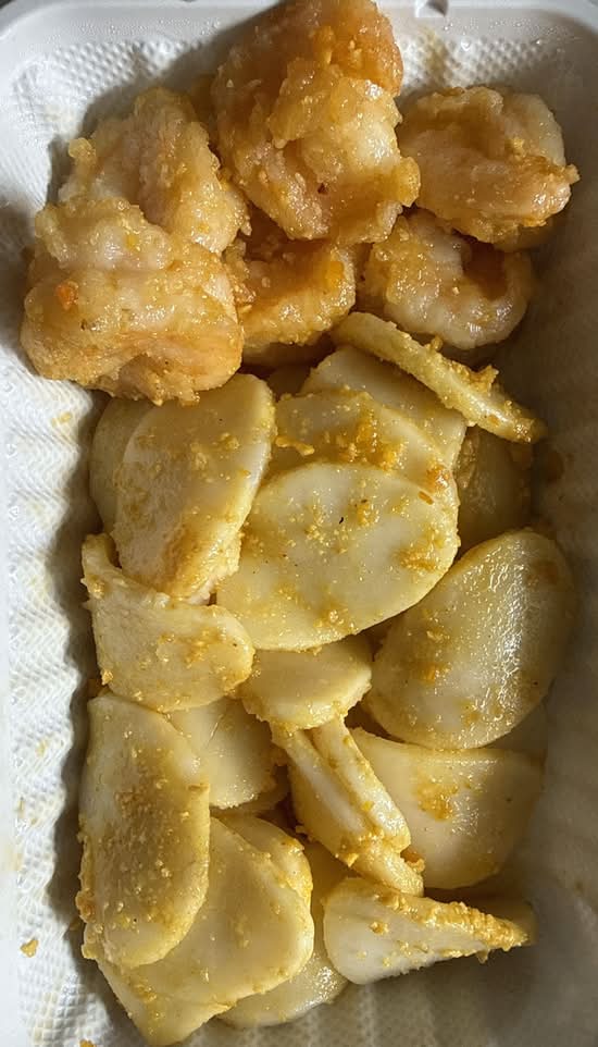 64. Stir  Fried Prawns and Rice Cake with Salted Egg (金沙年糕炒蝦球)